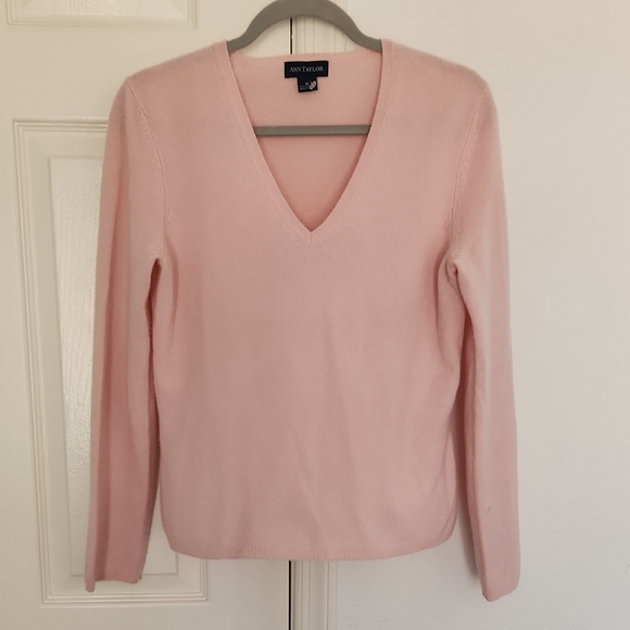 Ann Taylor Sweaters - Ann Taylor Pink V Neck Light Pink 100% Cashmere Sweater Size Medium